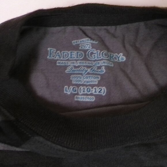 Boy’s Clothing Lot: Large (10-12) 5 shirts + 1 pair of shorts + 2 hats - Picture 7 of 16